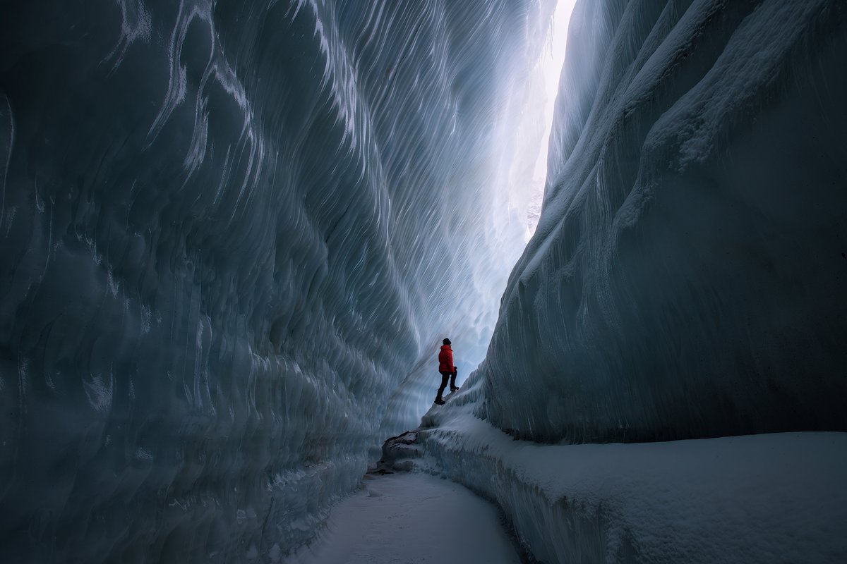 "Path of Enlightenment"
An ice cave in the Karakoram Range, Pakistan 🇵🇰