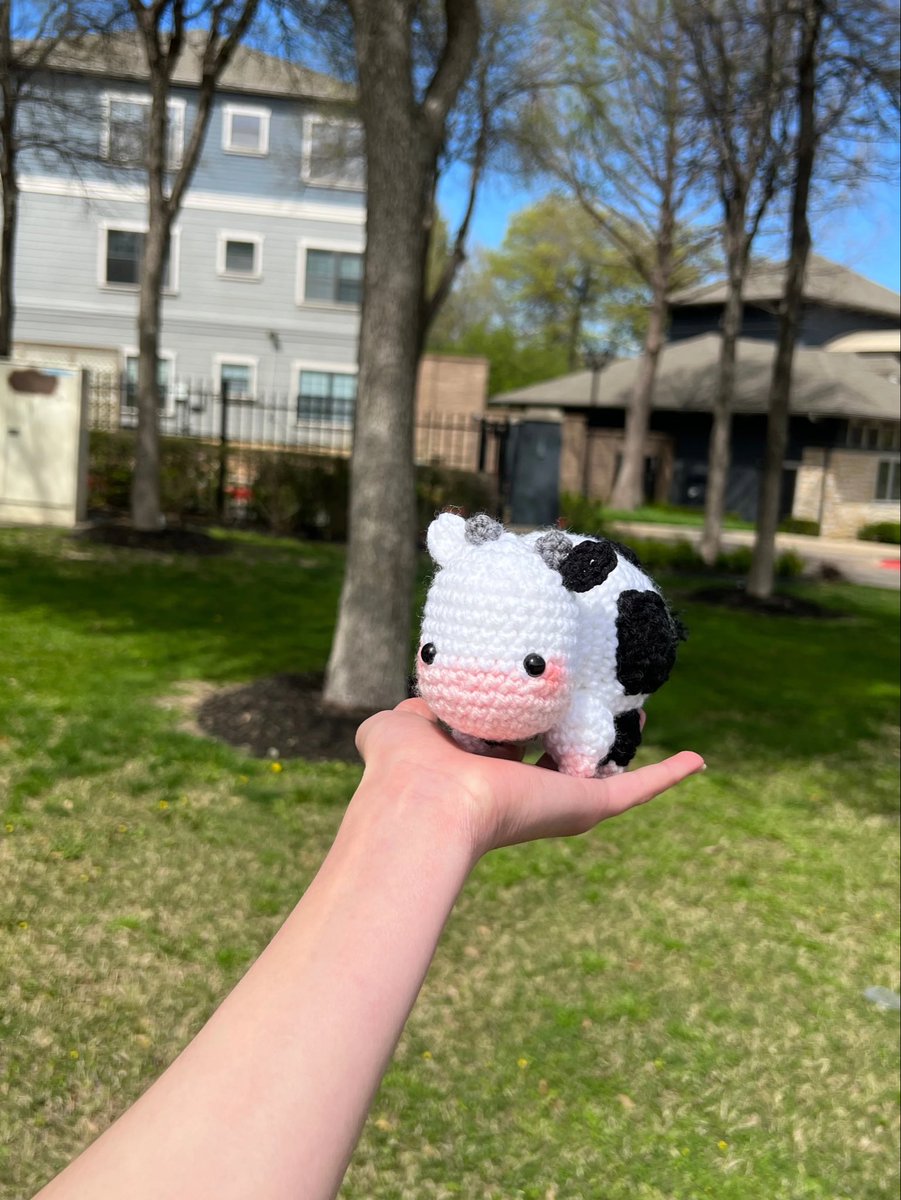 who would like a wee little crochet cow? :-) dm to claim!!! 🫶🏼🩷🥺🐮