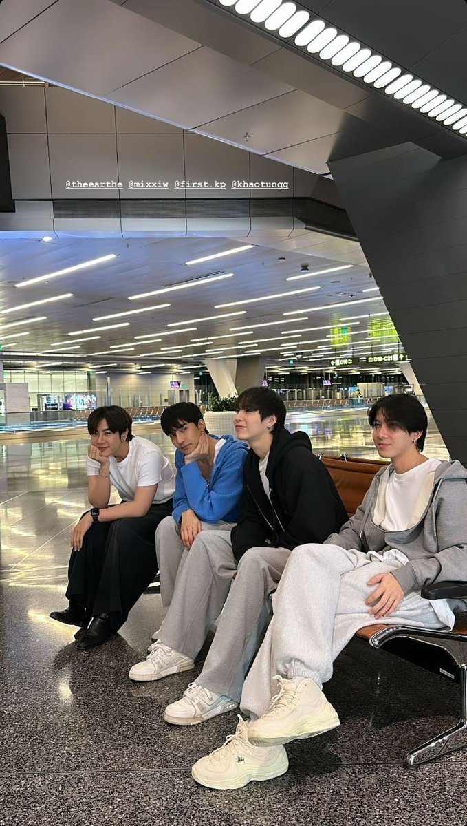 MixOfficialFC's tweet photo. 26/04/24 — #EarthMix1stFMinRome

IGs : som_somzz ( update )

สี่คน อ้ายมาสี่คน ❤️🤎🤍🧡

@wixxiws #mixxiw ♡
𖥦 #ส่วนผสมของมิกซ์ https://t.co/wVAkSvQDAd