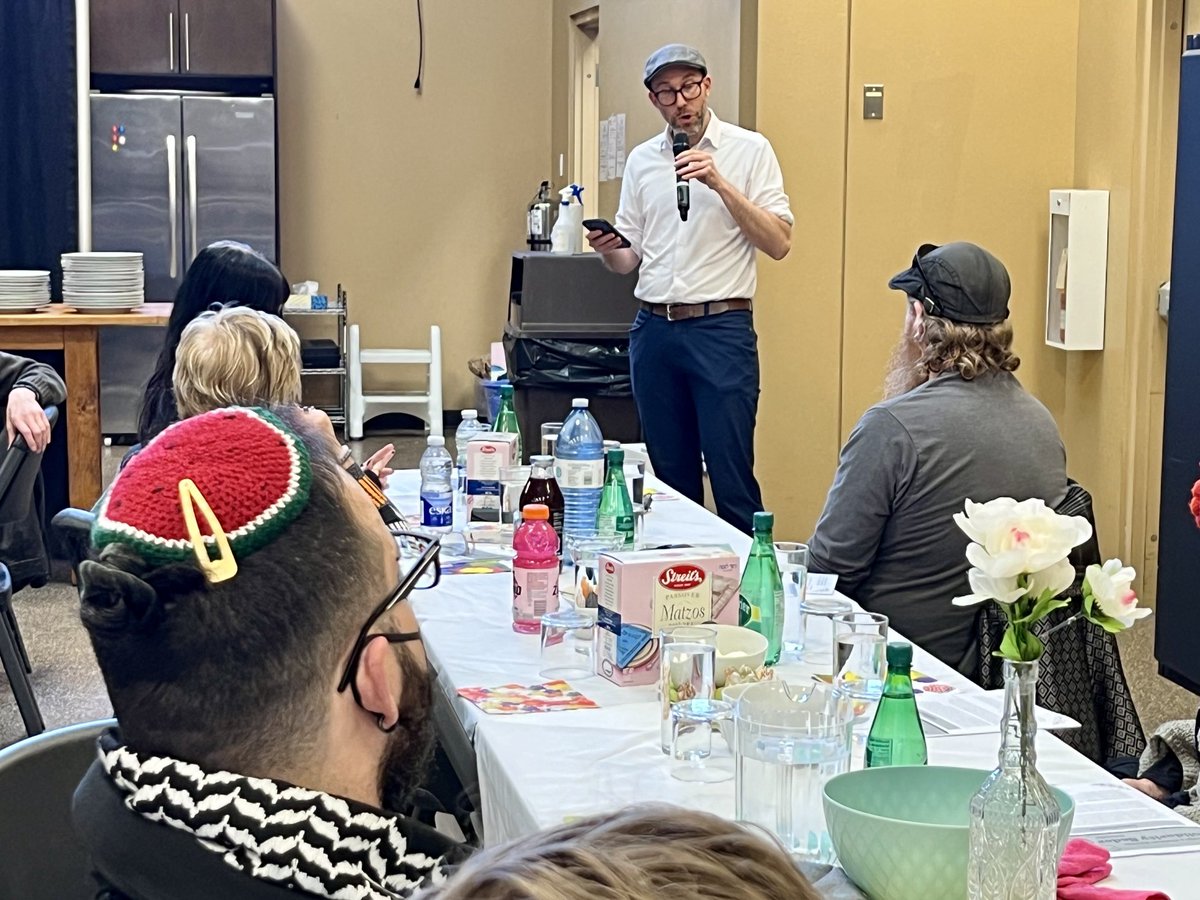 The ⁦@IndJewishVoices⁩ liberation seder in #Kitchener opened with a strong, clear greeting from ⁦@CanadianGreens⁩ MP ⁦@mikemorrice⁩ — none of us a free until all@of us are free. 🌸🌺❤️