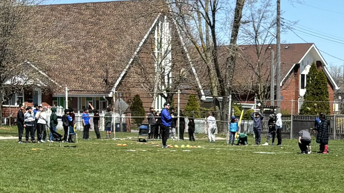 Junior Track and Field Day today! A huge thank you to Mrs Price, Mrs Coyle, Mrs Prowse, Mr Soltesz, @KazSousa + @rajaram_tara for organizing the day for us! Our Grade 5/6 learners @TDSB_ESPS had a blast! 🏃🏽‍♀️🏃🏿‍♂️