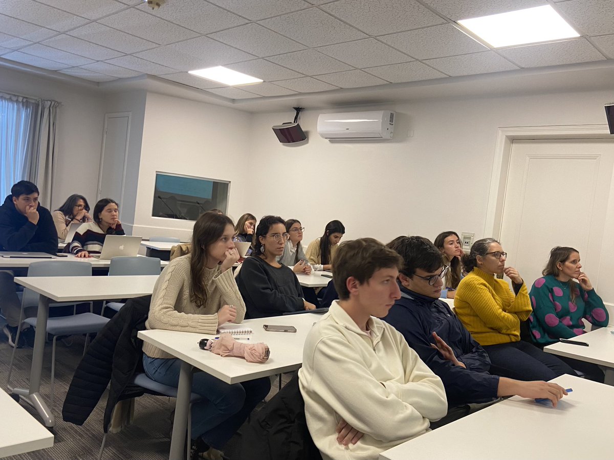 Comenzamos el #CicloElectoralFCOM🗳️con la charla "Año electoral, encuestas de opinión pública y panorama de las internas", por parte de los profesores <a href="/IZuasnabar/">Ignacio Zuasnabar</a> y <a href="/sofimontero2/">Sofía Montero</a>.
Hablamos del sistema político de 🇺🇾, de la coyuntura y de la comunicación electoral en 2024.