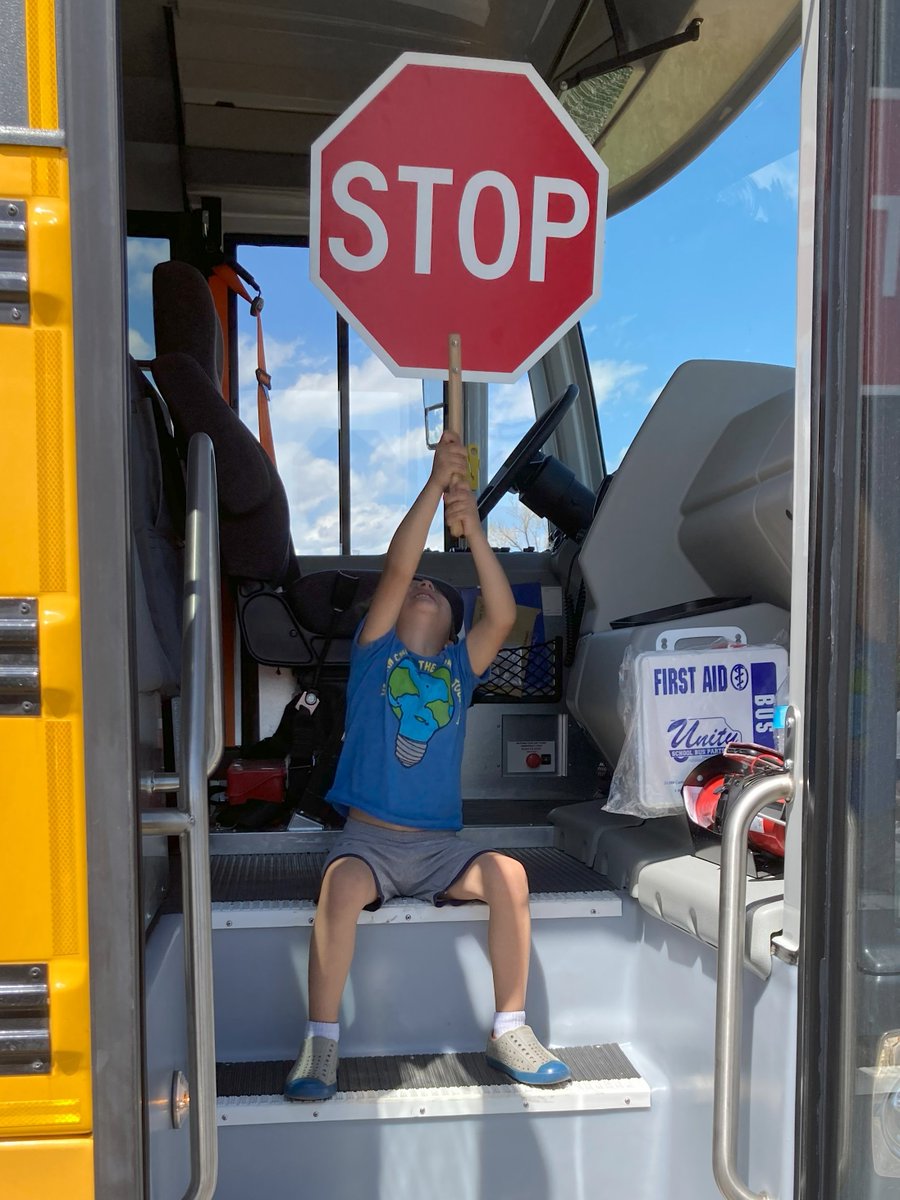 STOP & READ the NEWS! @EPA has opened $1 billion in new funding for clean trucks & buses, including up to $700 million for electric school buses! This is a great opportunity to bring a #CleanRide4Kids to your community. Share w/ your school district today! epa.gov/clean-heavy-du…