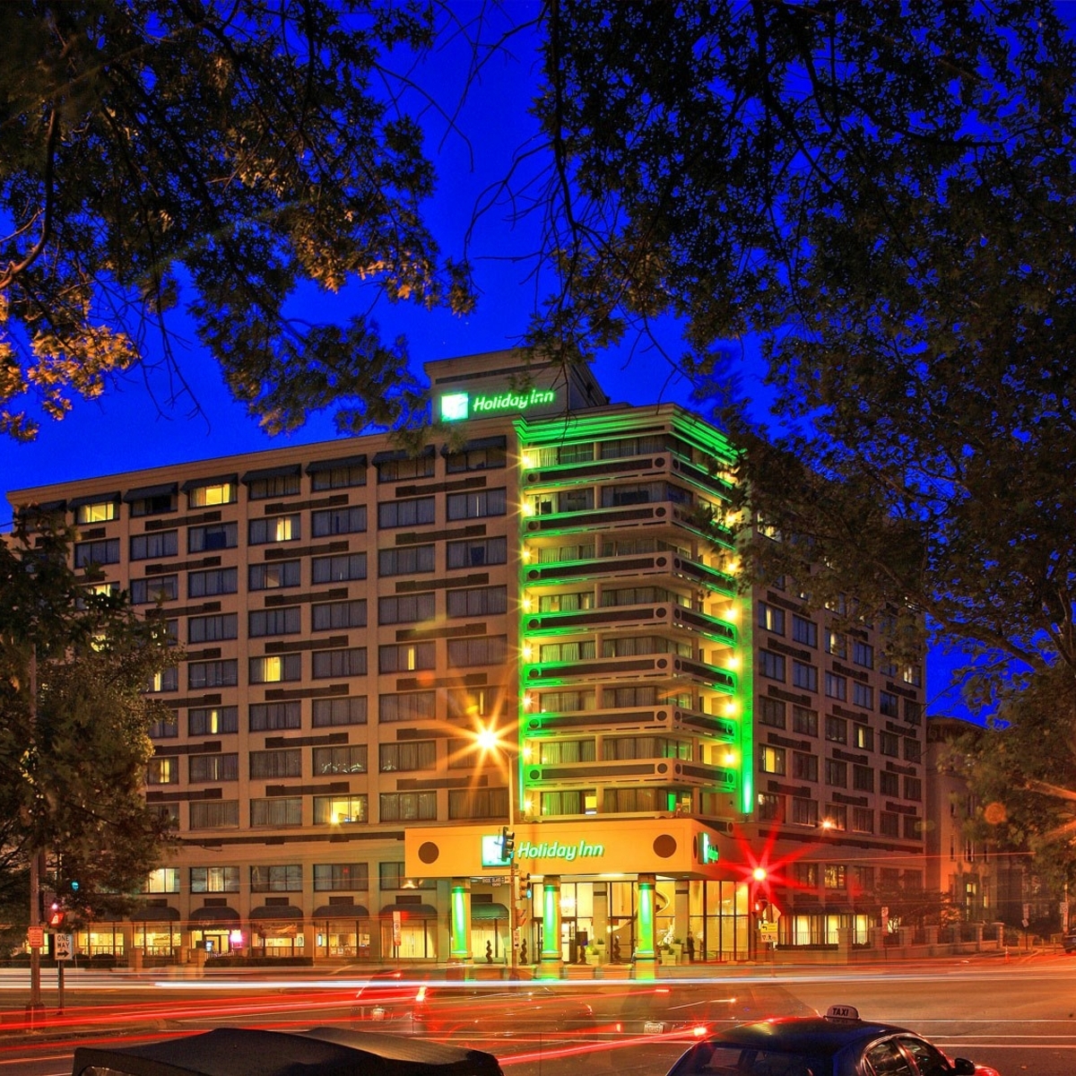 Paint the town #HolidayInn green this season in the heart of #DC! 💚 With longer summer nights ahead, there's no better time to explore the vibrant streets, iconic landmarks, and hidden gems of the nation's capital. Electrify your adventure at bit.ly/3UCsBvh