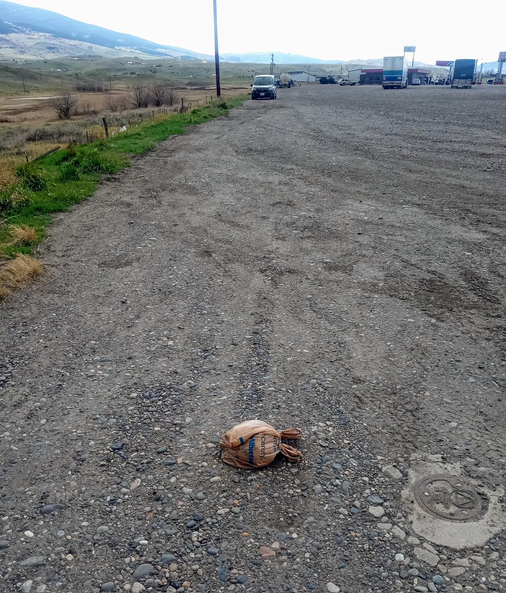 I hate litter bug scumbuckets. These are the kind of lowlifes that ruin it for everybody. I would have picked it up, but it smelled like poo poo 🤢😡