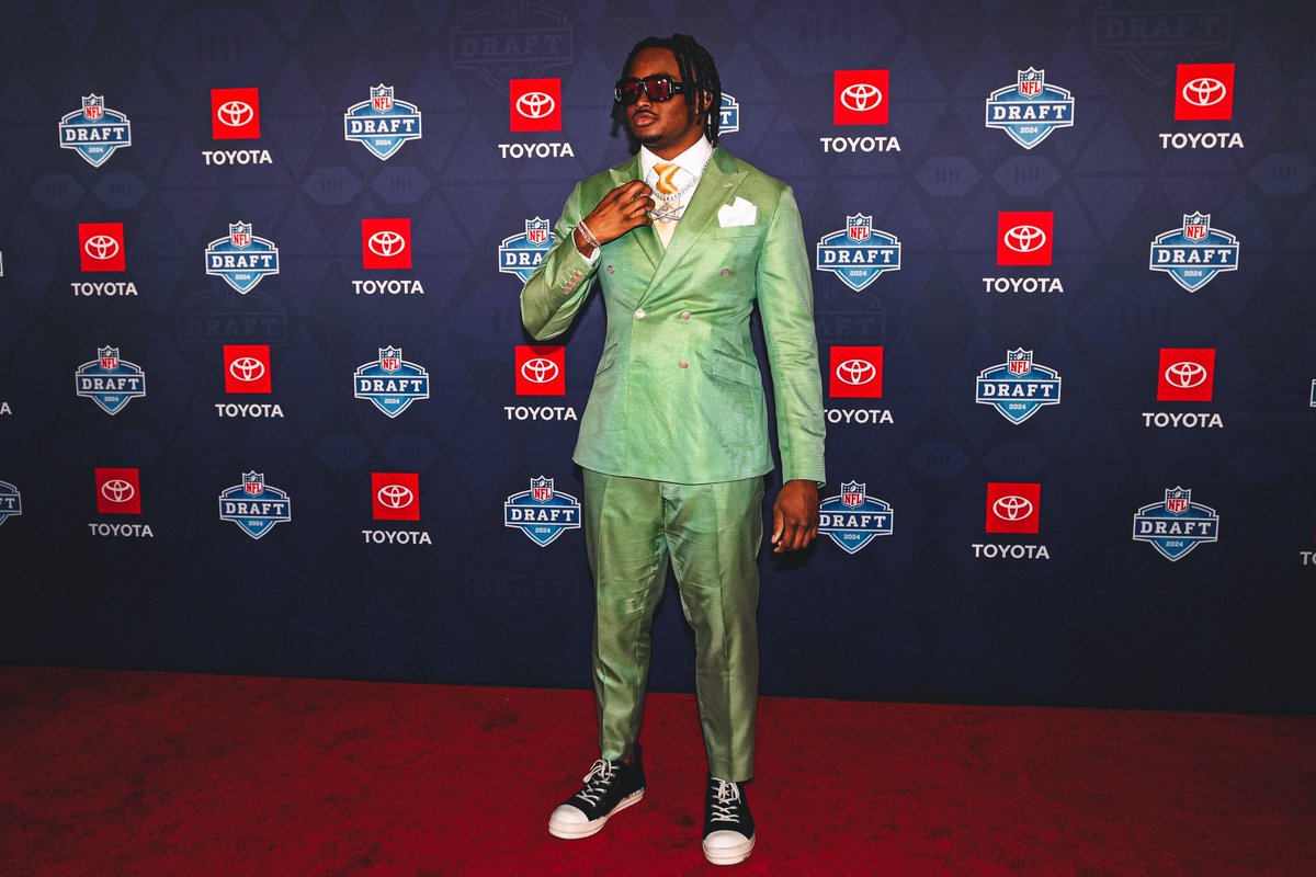 Green suit. 🔥🔥🔥 @UnoErra 📸: AP #NFLDraft  – April 25-27 on NFL Network