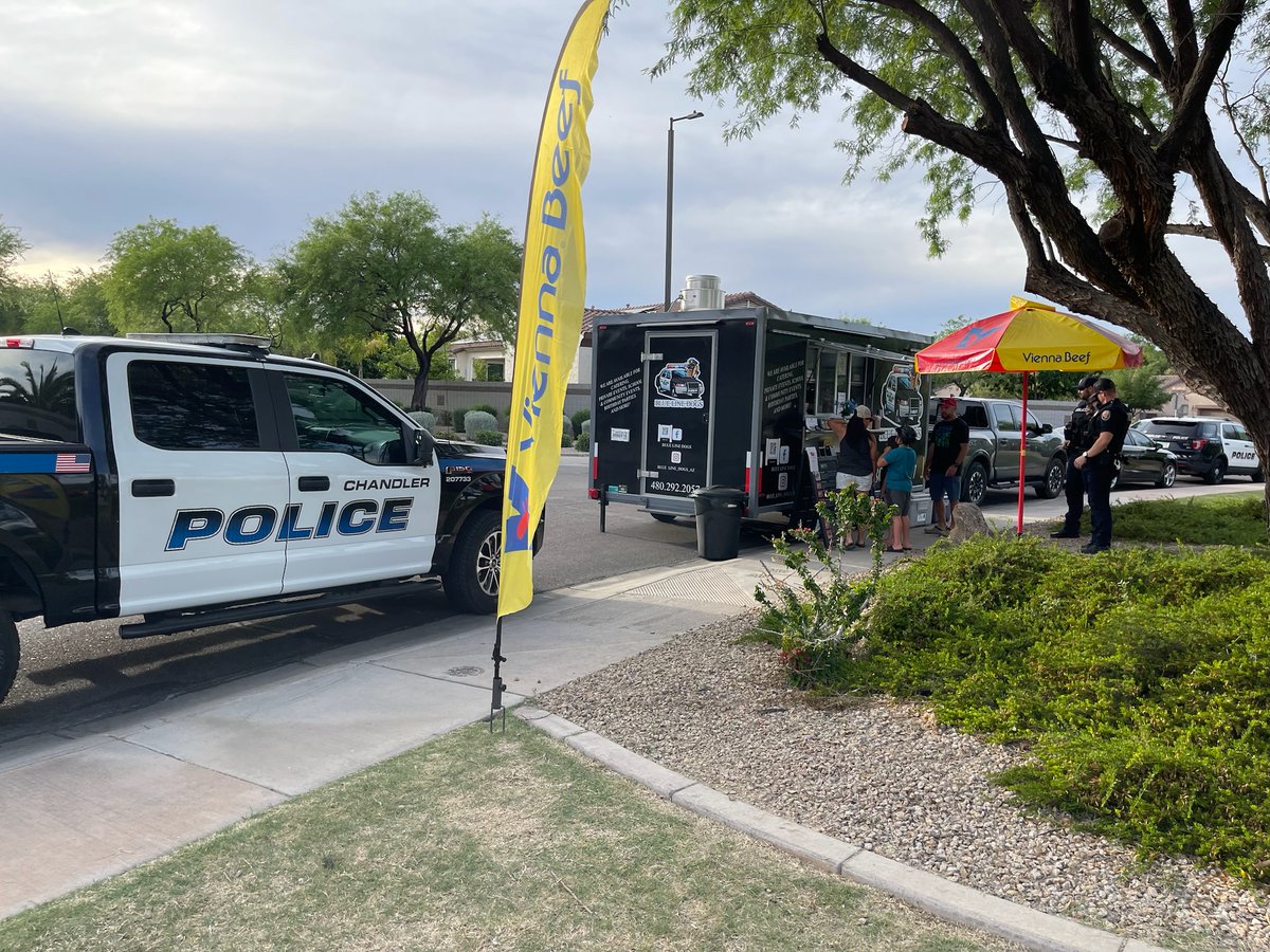 Hot dogs, community, and connections! Officers from the Chandler Heights precinct had a great time at the Mesquite Groves Estate food truck event. Meeting our neighbors is an opportunity we rarely pass up. Thank you for the invite! #CommunityEngagement #JoinChandlerPD #ChandlerAZ