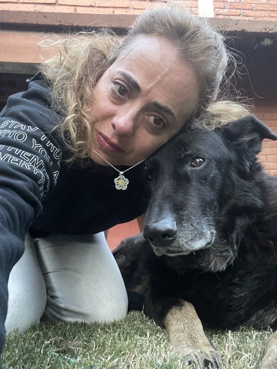 Creo que mi cara lo dice todo. Es nuestro último día juntos. No hay nada más por hacer. Mañana dormirá y cruzará el arco iris. 💔