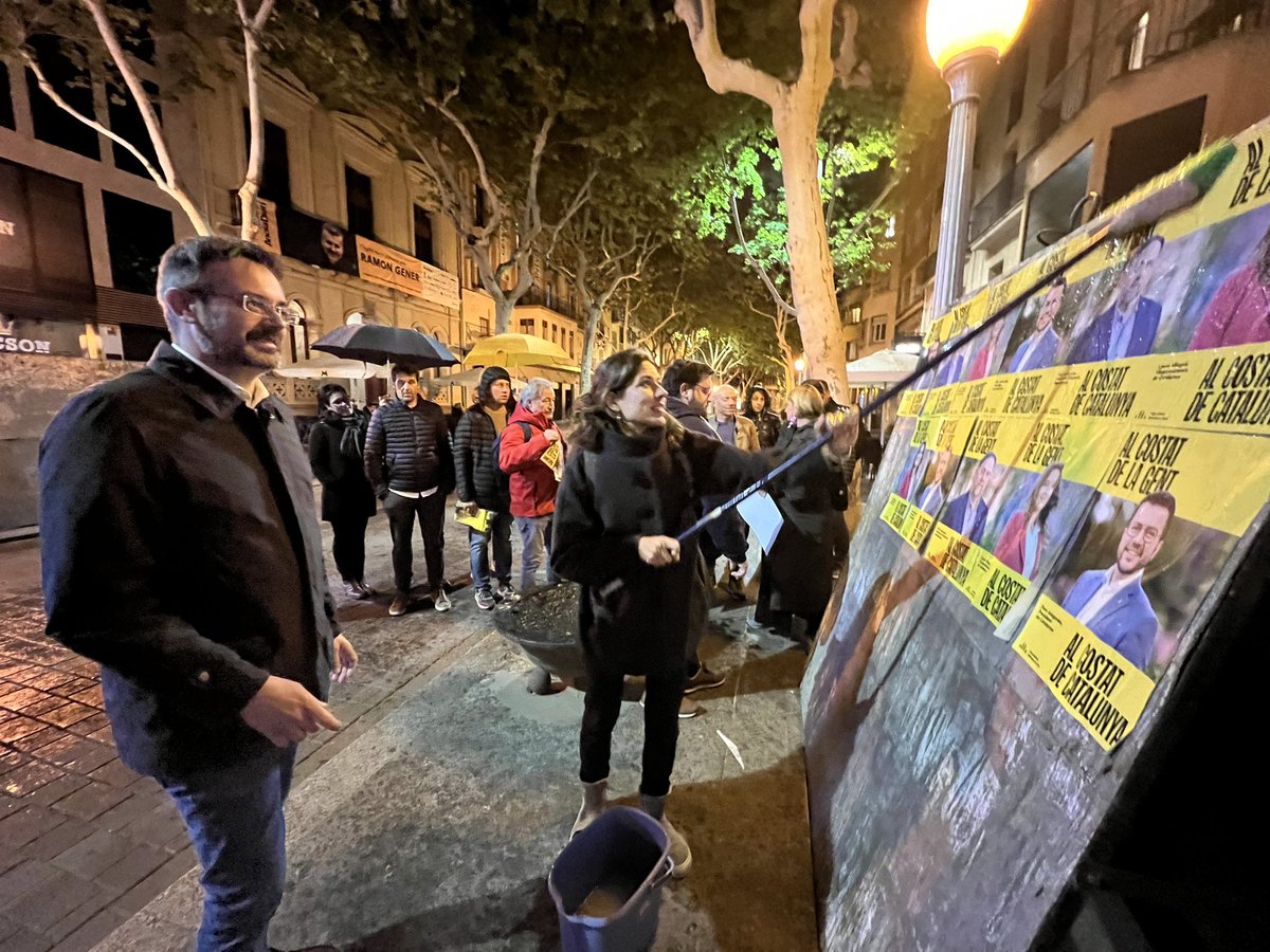 ERCAnoia's tweet photo. ✊Iniciem la campanya a Igualada acompanyat els candidats @mireSabate , @David_Alquezar i @Pere_Jaume. 
#GuanyaCatalunya #12M #PresidentAragonès #Anoia #AlCostatdelaGent https://t.co/468sStQrfk