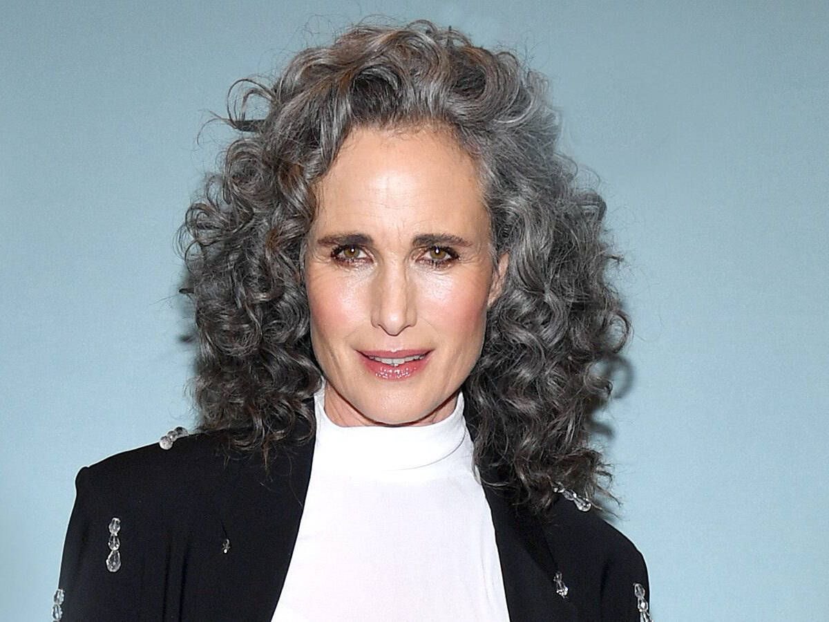 LauraRe2203's tweet image. Desde que cumplí 30 noté que se me está haciendo un nidito de canas, y no les tengo miedo, lo que quiero es que se me ponga la cabeza blanca para hacerme unas iluminaciones con Matizante ¡se verían divinas en mis crespos! 😍

Ejemplo: