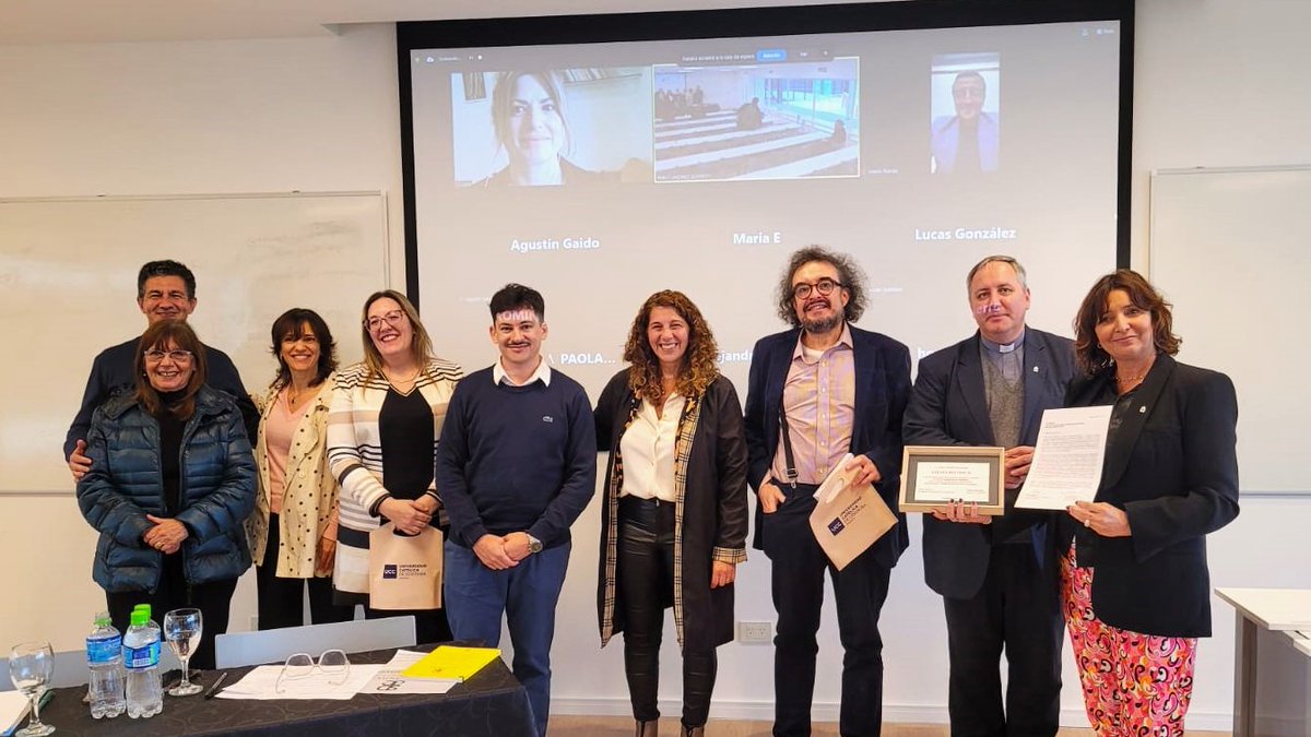 Además de las autoridades de la Universidad, de la Facultad (la decana Mónica Cingolani) y de la propia revista (<a href="/Pablosoffietti/">Pablo Soffietti</a> ), participaron presencial y virtualmente "los impulsores" de nuestra ya prestigiosa publicación: <a href="/maRIOrioRDA/">maRIO rioRDA</a> <a href="/nspecchia/">Nelson Specchia</a> <a href="/soficonrero/">Sofía Conrero</a>. Felicitaciones!