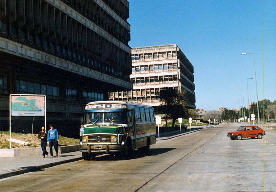 BsAs_recuerdo's tweet image. Un colectivo de la línea 28 junto a uno de los pabellones de la Ciudad Universitaria, en los años 90.
