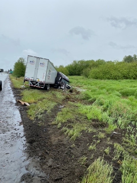 wspd2pio's tweet image. #SemiOffTheRoad NB 167 near 15th SW.  Only vehicle involved.  No injuries and tow truck on the way.  May have to take the right lane to recover.  #UseCaution through the area.