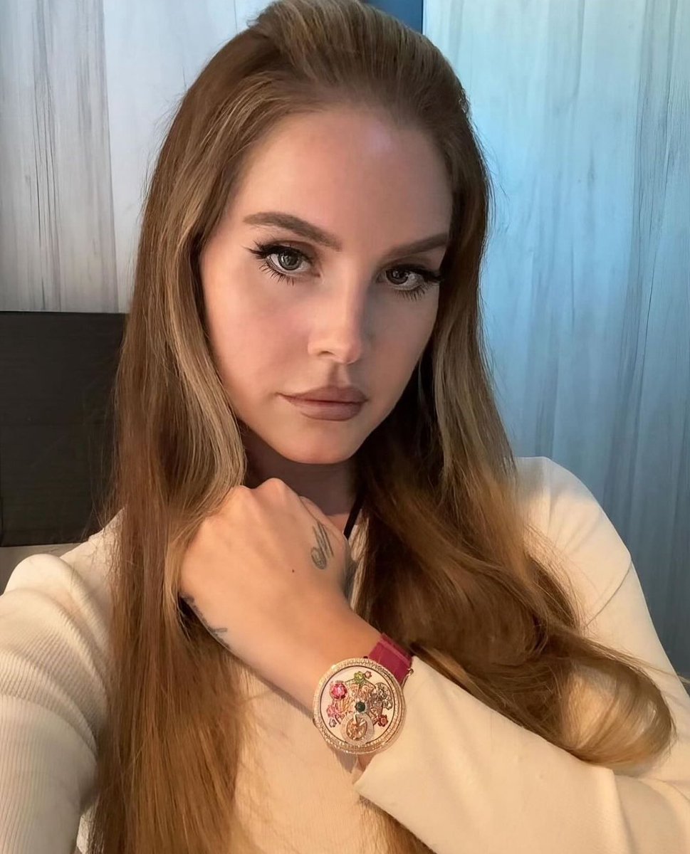 Lana Del Rey stuns in a new selfie showcasing her new watch!