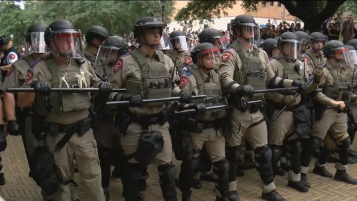 ShaykhSulaiman's tweet photo. BREAKING: 46 PEOPLE ARRESTED AT UNIVERSITY OF TEXAS PROTEST HAVE CASES DISMISSED  

More evidence there was no basis for the arrest.

Totalitarian society. 

Police state. https://t.co/Dxvv0tgHJa