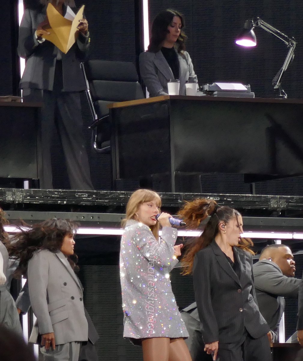 fearlesslygrace's tweet image. thinking about how typewriters and files were on tour the whole time
