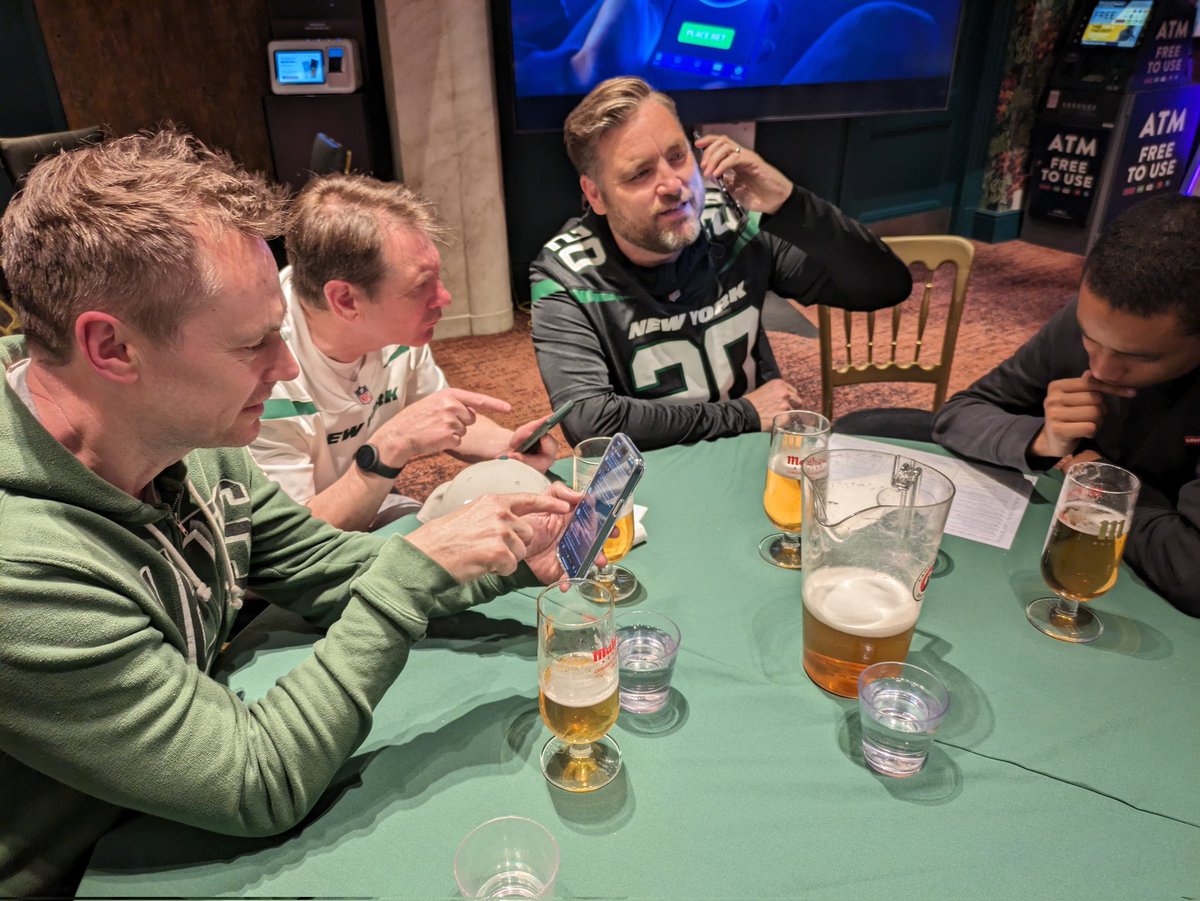 Jay and Lee discussing the big board. Scott negotiating a trade and Jon on research. Draft night is getting serious @HippodromeLDN 
#ukjets #draftday #nfluk #nfllondon #nyjets