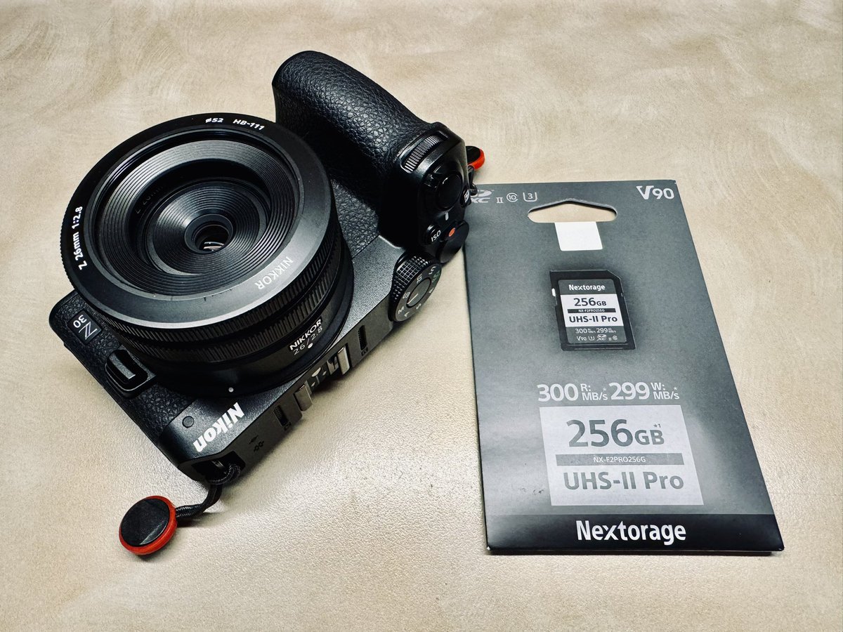 kufoto's tweet image. アメリカ旅、唯一のデジタル一眼はZ 30です^_^基本動画撮影に使います♪
大判に中判、35mmフィルムカメラを持つと小型のデジタルカメラ一択です。
UHS-II 対応のカメラではないですが、メディアリーダーは対応しているので高速転送で楽々バックアップできます♪
#NikonZ30 #nextrage