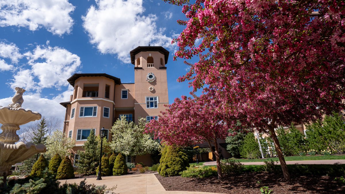 We’re loving the spring feels outside Lakeside Suites. 😍 #TheBroadmoor