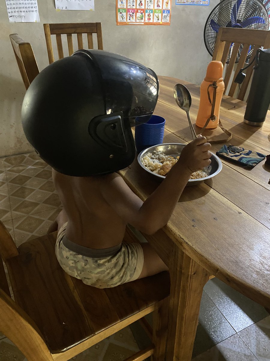 パパが好きすぎて パパのヘルメットをかぶるティメちゃん❤️ どう見て