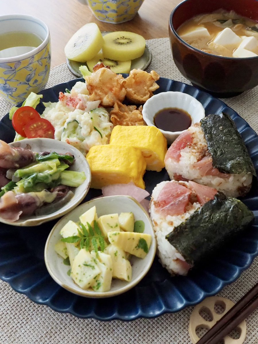 今日の朝ごはんおかかマグロのおにぎり。好きなもん食べたら力出る｡｡😂