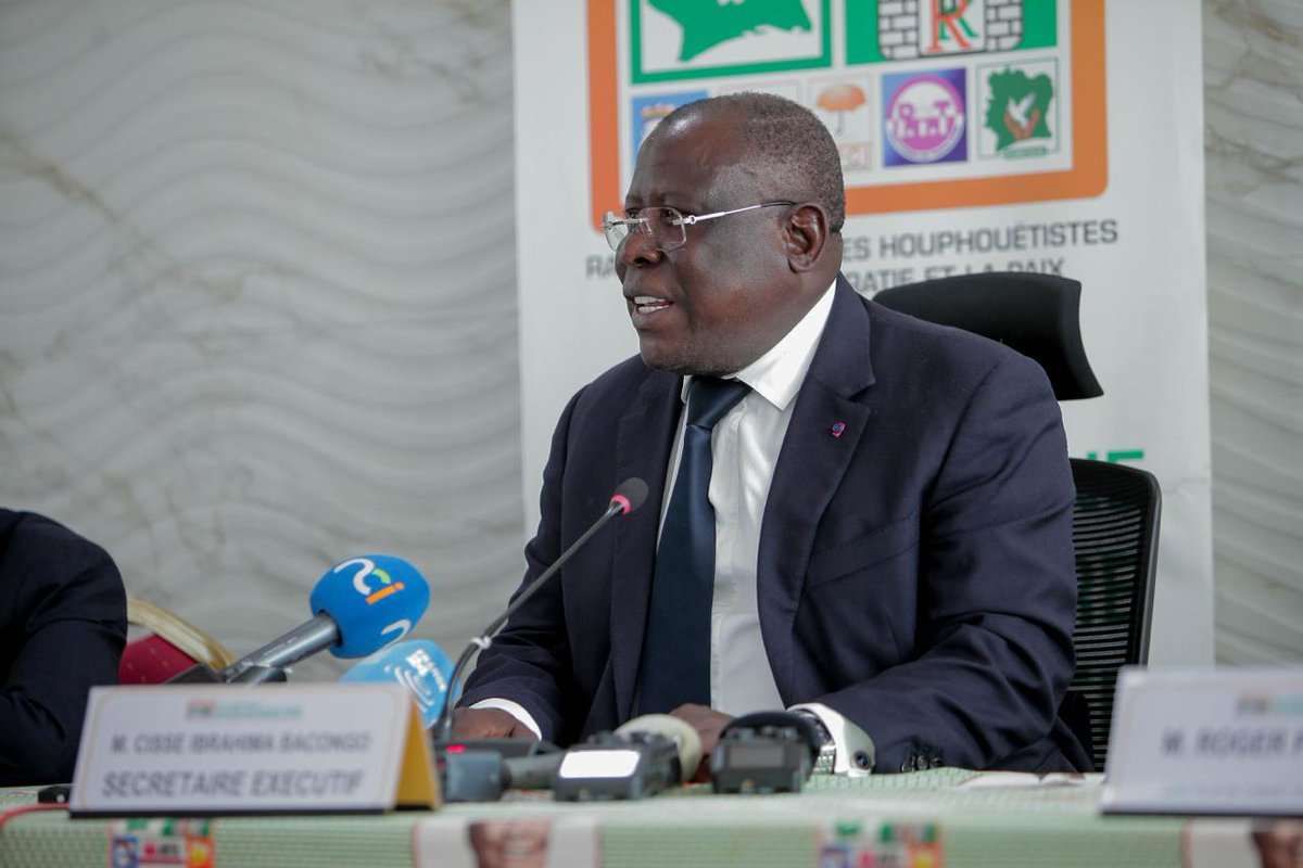 IbrahimaBacongo's tweet photo. ...Dire que le président de ce parti (Parti des Peuples Africains - Côte d'Ivoire ) est un opposant professionnel, je le répète c’est une amabilité parce qu’il ne mérite même pas (…) je préfère être un mouton derrière un bon berger pour me conduire vers des pâturages riches que d’être un chien de garde excité dans tous les sens (…) il n’y a pas à rougir en disant que je suis un mouton derrière le Berger qui s’appelle @AOuattara_PRCI, qui a conduit la Côte d’Ivoire là où elle se trouve aujourd’hui après l’avoir prise dans le précipice.

#conférencedepresse