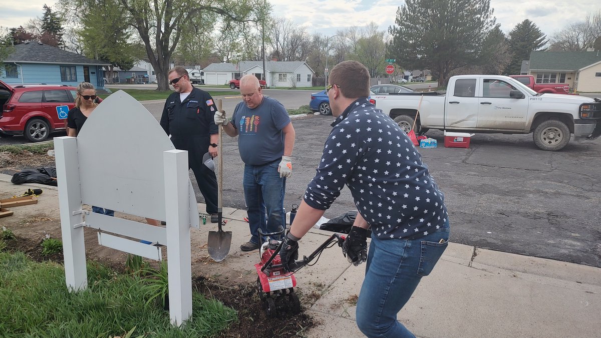 LIFTT's tweet image. Thank you to the crew of volunteers from the Par Montana refinery in Lockwood for helping to get our lawn ready for Spring!
Come check out their green thumbs and the rest of our new digs at our LIFTT Grand Opening Celebration on Friday, May 10, from 10 a.m. to 2 p.m.