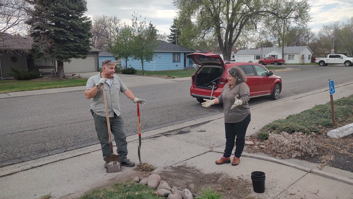 LIFTT's tweet image. Thank you to the crew of volunteers from the Par Montana refinery in Lockwood for helping to get our lawn ready for Spring!
Come check out their green thumbs and the rest of our new digs at our LIFTT Grand Opening Celebration on Friday, May 10, from 10 a.m. to 2 p.m.