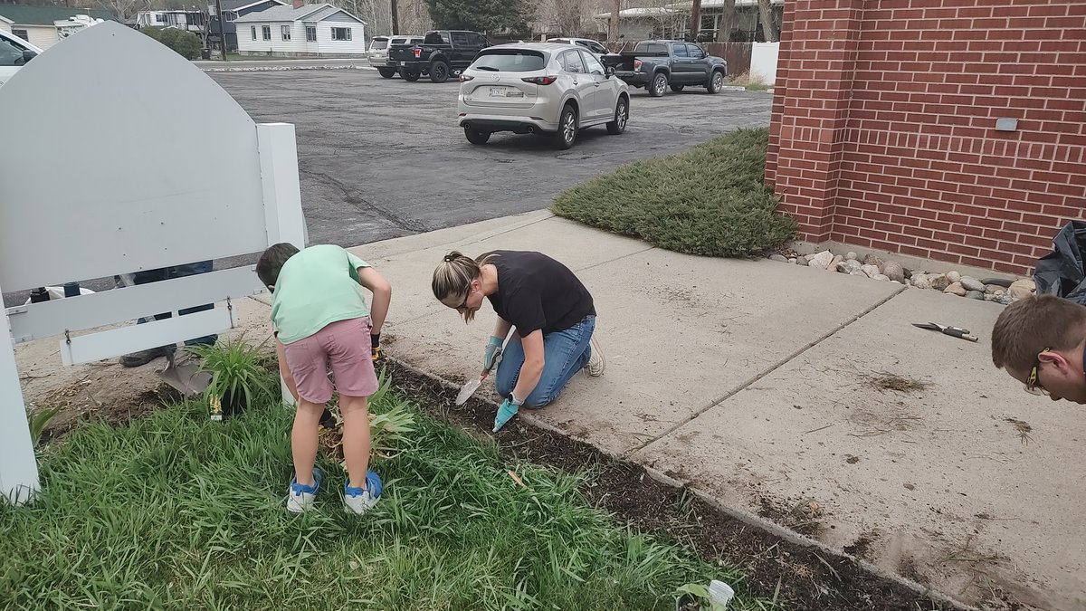 LIFTT's tweet image. Thank you to the crew of volunteers from the Par Montana refinery in Lockwood for helping to get our lawn ready for Spring!
Come check out their green thumbs and the rest of our new digs at our LIFTT Grand Opening Celebration on Friday, May 10, from 10 a.m. to 2 p.m.