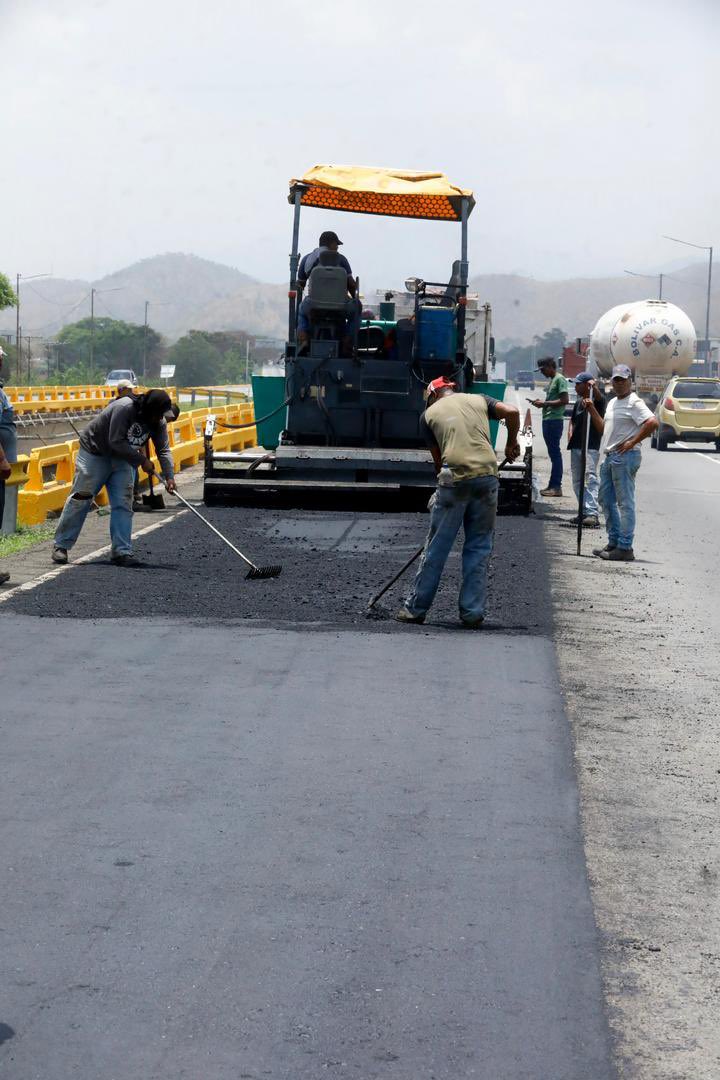 ¡Plan de Asfaltado! En la Autopista Regional del Centro Tramo #Aragua más de 25 kilómetros rehabilitados, en alianza perfecta del Ministerio de Transporte y @viasdearaguas gracias a nuestro Presidente @NicolasMaduro ¡Dios te Bendiga Aragua! 🙏🏻🌸