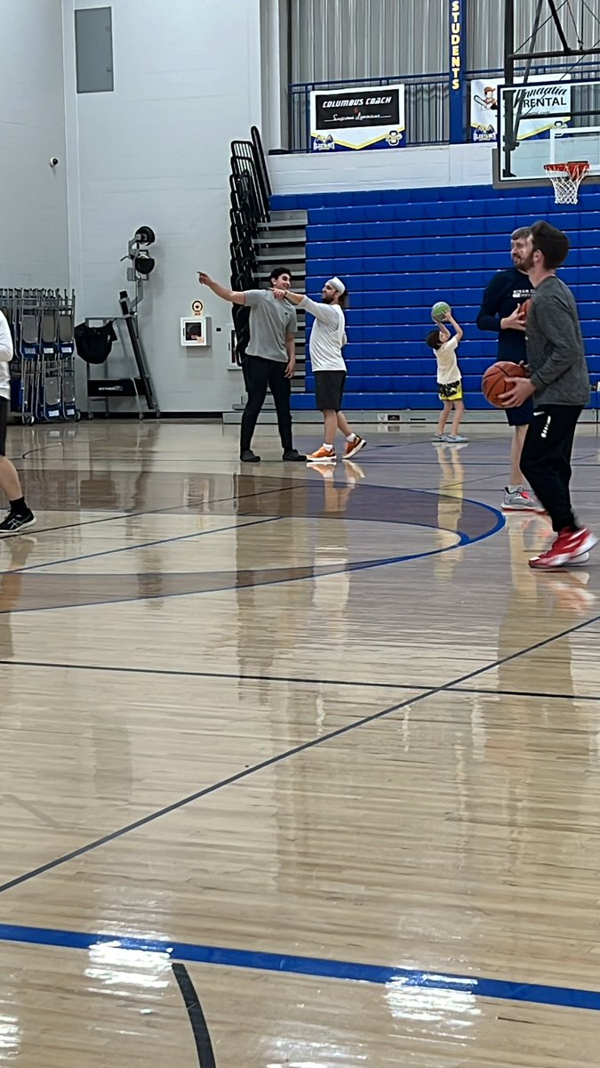 diana_dehkwb11's tweet photo. Bart about to ball it up 🏀 https://t.co/0dj000vEP7