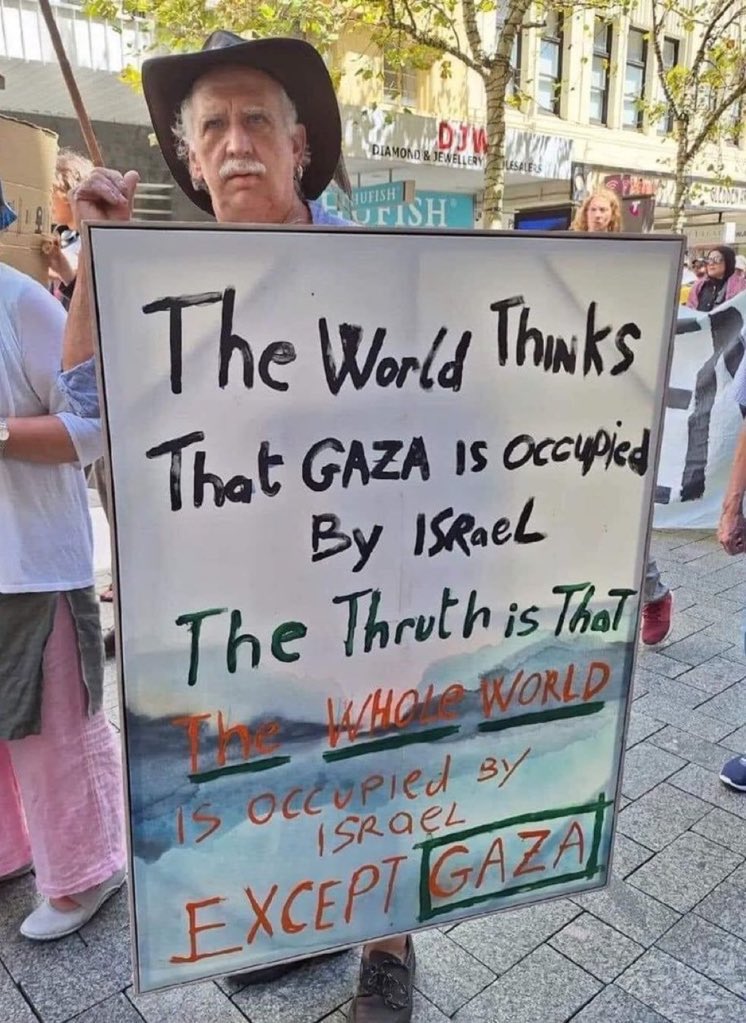 “Bütün dünya zannediyor ki Gazze İsrail tarafından işgal edildi. Fakat hakikat şu ki, bütün dünya Gazze hariç İsrail tarafından işgal edilmiş durumdadır.”