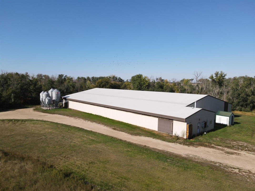 *NURSERY,  WELL MAINTAINED* HOG FARM FOR SALE!
farmmarketer.com/listing/fm/171…

Farm Type: Hog
Acreage (Total): 38.83 
Province: Manitoba
Agent: Stacey Hiebert

#Findyourdreamproperty #farmmarketer #farmrealestate #farmrealtor #canadianporkproducers #cdnpork #hogfarm #farm365