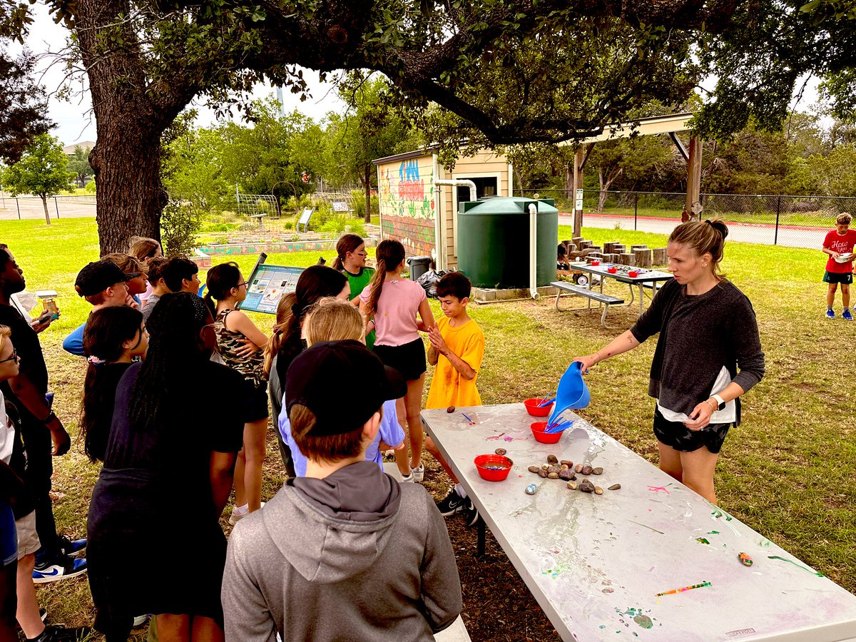 #thursdayvibes Buddy Classes working in the #RPEtitan garden led by our #5thgrade Student Leadership Team and #PTA garden committee chair 🥰 Partnerships, leadership, and PRIDE coming together is amazing in #1LISD