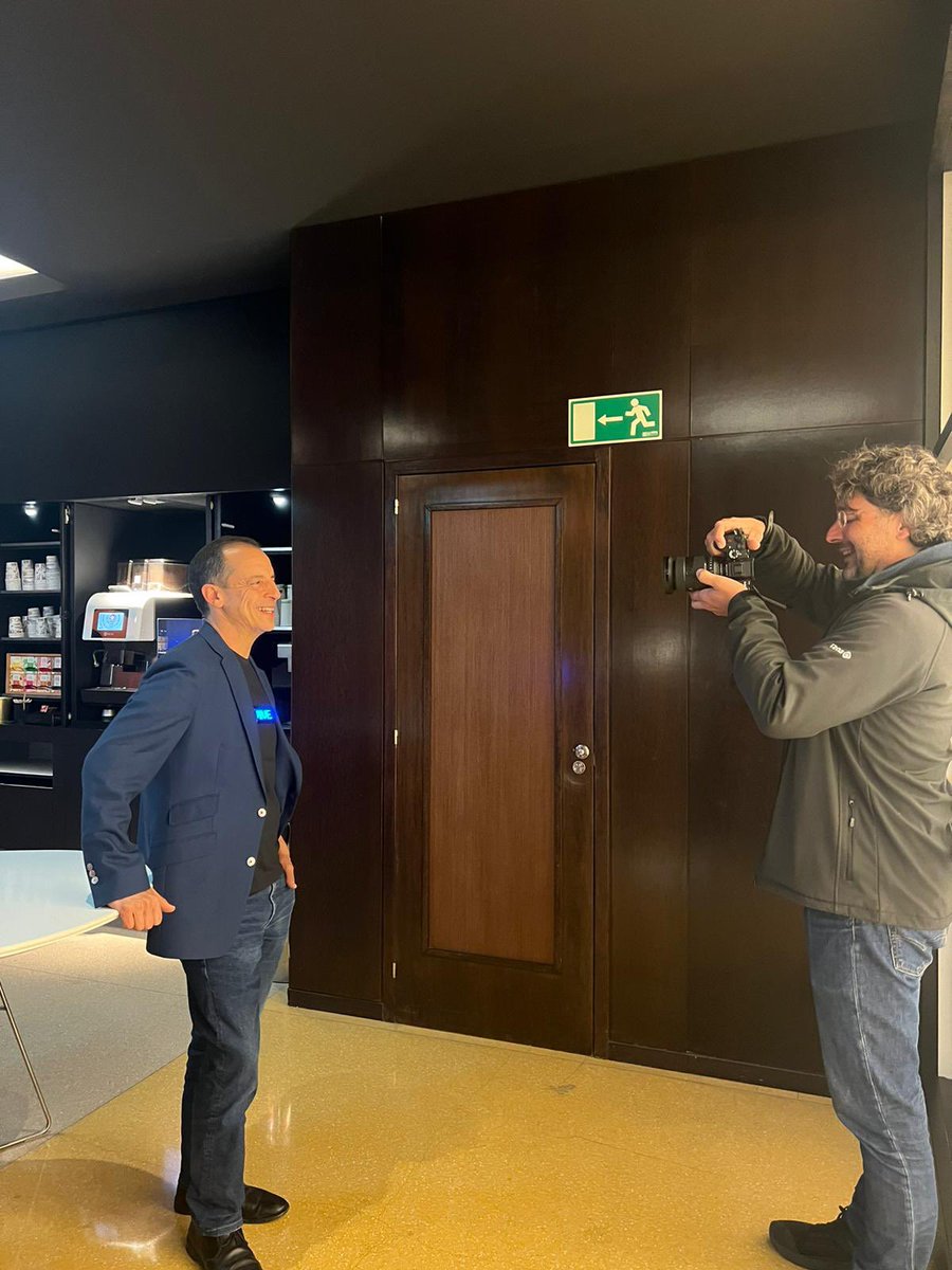 Preparats per tornar al #CCF24 per parlar de robòtica, empresa i #IA amb Roberto Menéndez.

Per escalfar motors hem celebrat l’atenció a mitjans amb l’entrevista de @carlesplb de <a href="/elperiodico/">El Periódico</a> al nostre protagonista.

Molt atents a l’interessant conversa 👀