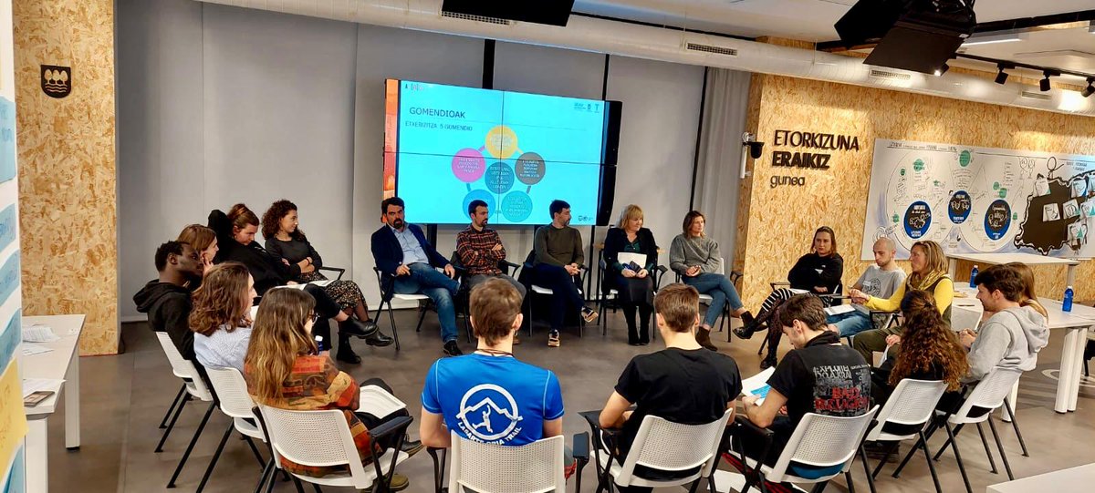 📢Gaur parte hartzen dugun <a href="/gazteparte_/">Gazteparte</a>  proiektuaren deliberazio saioa izan da.
💬Gazteek talde txikitan lan egin dute gomendioak zehazteko eta, <a href="/Gipuzkoa/">Gipuzkoa</a> <a href="/tolosaudala/">Tolosako Udala</a> eta <a href="/DssGazteria/">Donostia Gazteria</a> ordezkariei 11 gomendioak aurkezteko.
📆Ordezkariek gomendioei erantzungo diete.