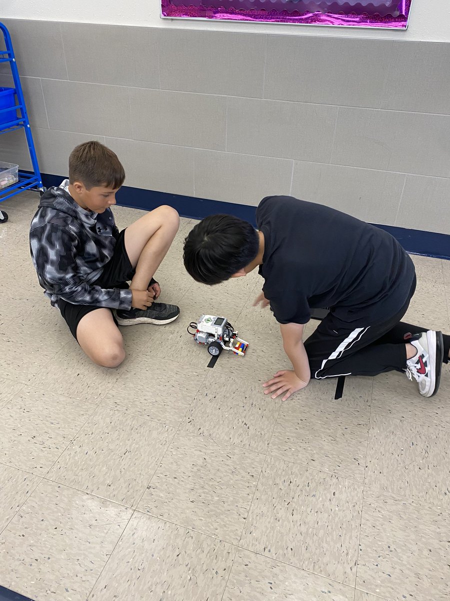 #5thgrade Ss @smithelem_Noel & @RogersFrisco are pumped to tackle these @LEGO_Education #robotics! Critical Thinking is in full swing as they work through the challenges. #FISDQUEST #smithstrong #RogersFrisco2024 @FISDAdvAcad