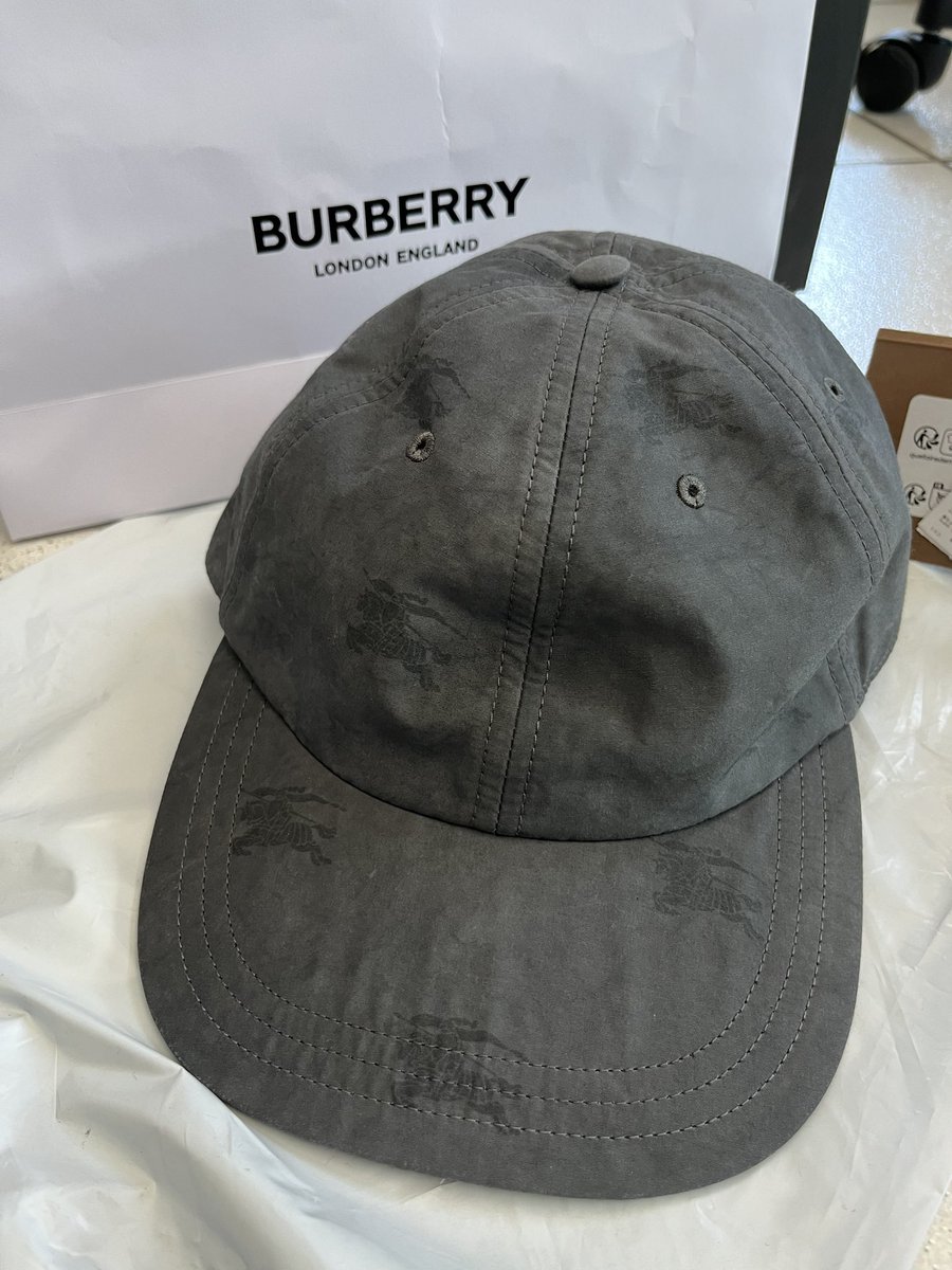 _DaRealTheo_'s tweet photo. 🚨 Alerte Bonne Affaire 🔥

Casquette Burberry Taille M 

Neuve avec étiquette 

Vendue avec le poche Burberry 

#Luxe #Burberry #Vinted #Ressell #Fripe #Vente https://t.co/bzzpCHaQaT