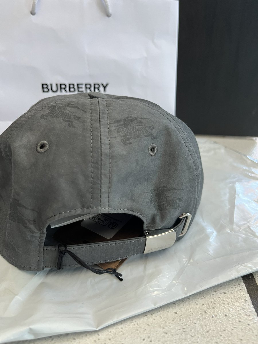 _DaRealTheo_'s tweet photo. 🚨 Alerte Bonne Affaire 🔥

Casquette Burberry Taille M 

Neuve avec étiquette 

Vendue avec le poche Burberry 

#Luxe #Burberry #Vinted #Ressell #Fripe #Vente https://t.co/bzzpCHaQaT
