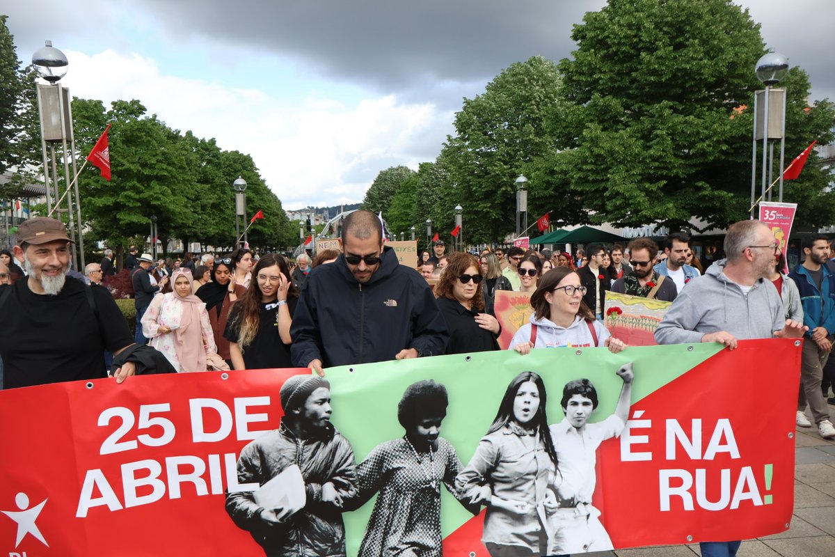 Hoje, fomos centenas de pessoas a sair à rua em Braga, para comemorar os 50 anos do 25 de Abril!