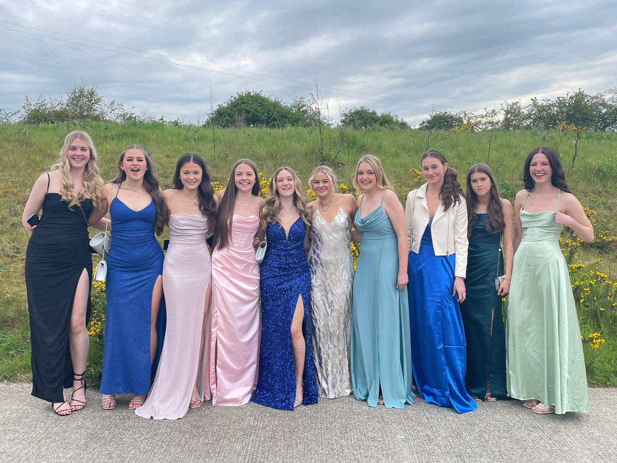 Some of our minor ladies off to their TY ball this evening !! A rare sight of them not wearing O’Dwyers jerseys😂😉💚💃enjoy ladies🙌🏼💃🎉💚🕺✨✨✨