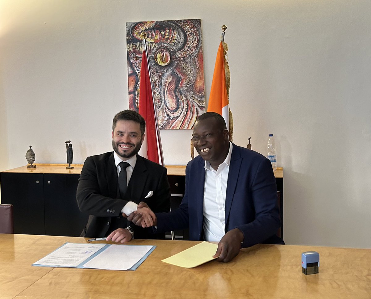 Signature d‘une convention de partenariat entre l‘Institut de Lutte contre la Criminalité Économique de Neuchâtel et @Universite_FHB par les Prof. @OlivierBeaudetL et Yacouba Ballo 🇨🇭🤝🏾🇨🇮