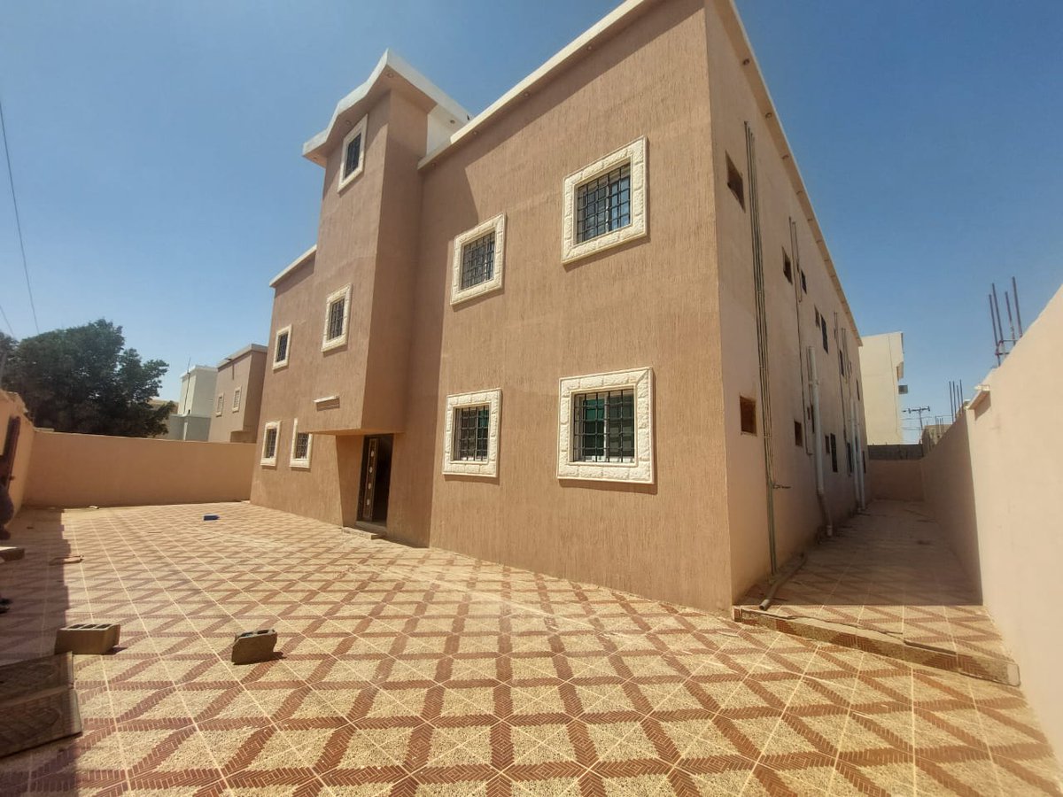 عمارة دورين للبيع مكونة من اربع شقق 
كل شقة متكونة من اربع غرف في حي النادي
للتواصل او الاستفسار الاتصال على ارقامنا 
0554737111 او 0554737116
#عقارات 
#عفيف 
#للبيع