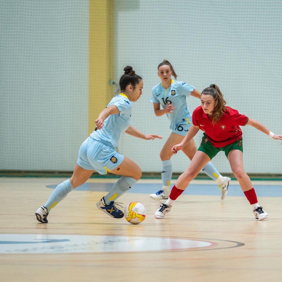 [SELECCIÓN ESPAÑOLA]

Finaliza la concentración de la Selección española Sub19 en Serpa.

Gran participación de nuestra jugadora Carmen Bello en el doble amistoso ante Portugal🙌🏽

#blueeagles #furiaazul #mareaazul #universomujer