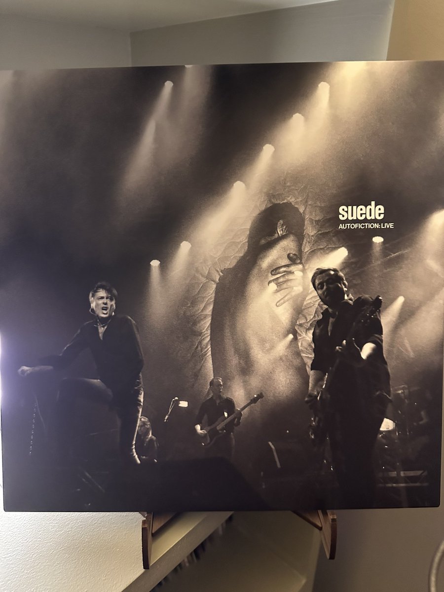 @suedeHQ Autofiction live just has an energy that brings an already incredible album to life. They still lead me on…… ❤️🎶🚀💥