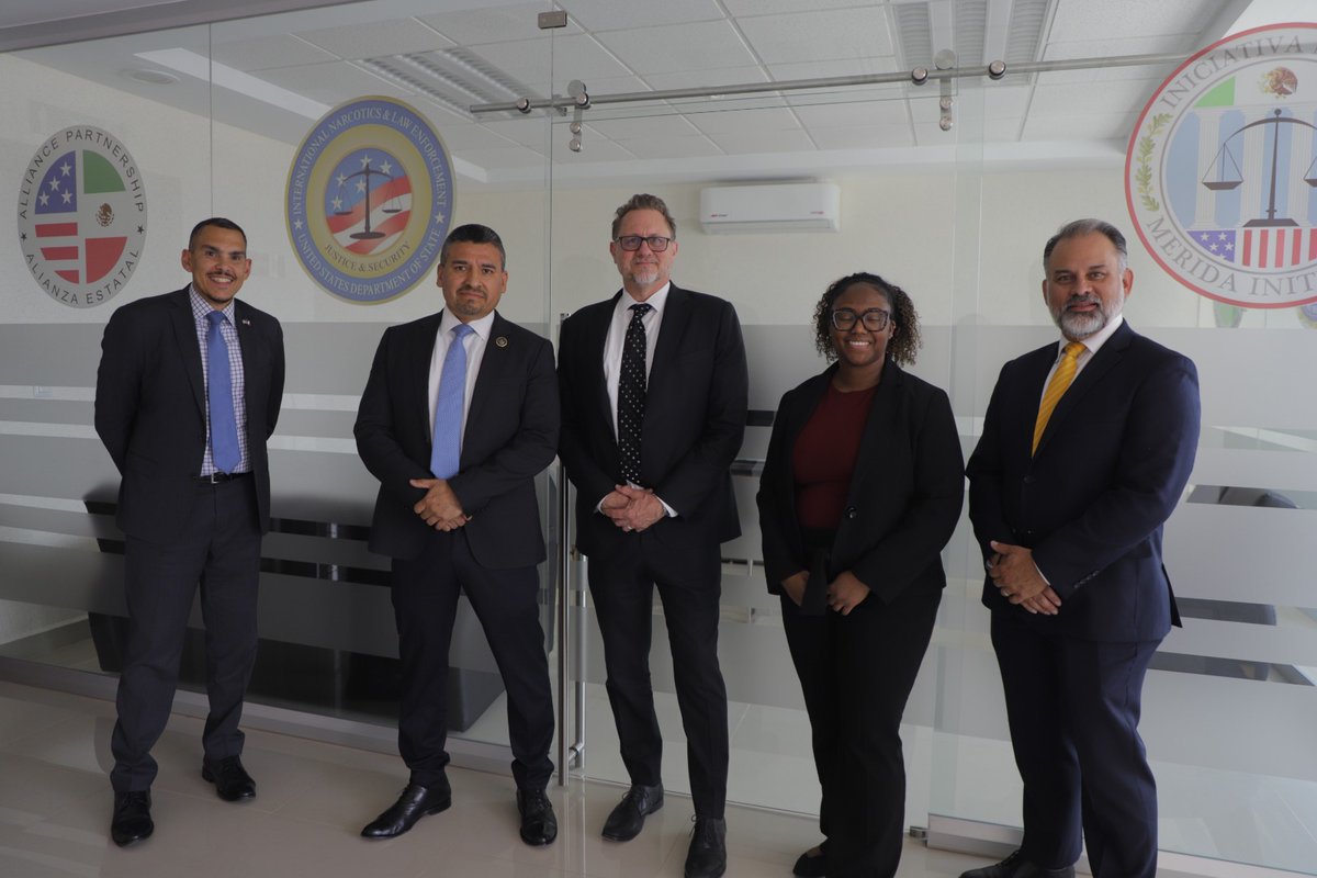 FGEGUANAJUATO's tweet image. LA #FISCALÍAGUANAJUATO RECIBE LA VISITA DE CHRIS LANDBERG, ALTO FUNCIONARIO DEL DEPARTAMENTO DE ESTADO DE EE. UU. 

El Fiscal General @carloszamarr, mostró al Ministro Consejero de EE.UU. Chris Landberg y su equipo de trabajo los sistemas, programas, proyectos y modelos…