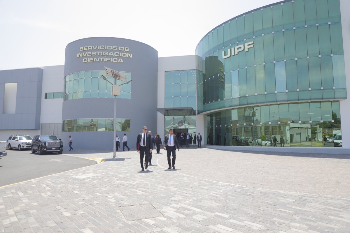 FGEGUANAJUATO's tweet image. LA #FISCALÍAGUANAJUATO RECIBE LA VISITA DE CHRIS LANDBERG, ALTO FUNCIONARIO DEL DEPARTAMENTO DE ESTADO DE EE. UU. 

El Fiscal General @carloszamarr, mostró al Ministro Consejero de EE.UU. Chris Landberg y su equipo de trabajo los sistemas, programas, proyectos y modelos…