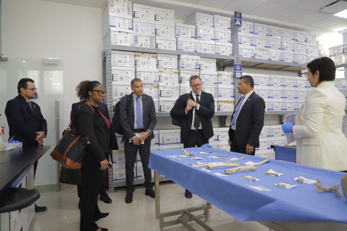 FGEGUANAJUATO's tweet image. LA #FISCALÍAGUANAJUATO RECIBE LA VISITA DE CHRIS LANDBERG, ALTO FUNCIONARIO DEL DEPARTAMENTO DE ESTADO DE EE. UU. 

El Fiscal General @carloszamarr, mostró al Ministro Consejero de EE.UU. Chris Landberg y su equipo de trabajo los sistemas, programas, proyectos y modelos…