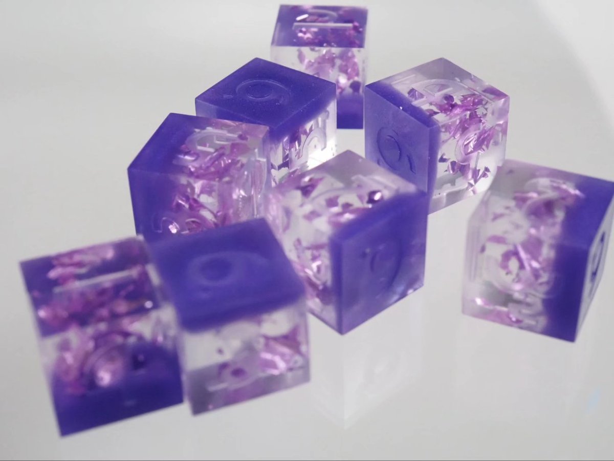 These are the '#Bard' #dice. They are made with violets and #lavender colors. Can you guess whos character they are designed after? They are still raw and need some sanding and inking. (Ad) #dnd #dnd5e #epoxy #resin #rpg #ttrpg #pnp #pnpde #würfel
