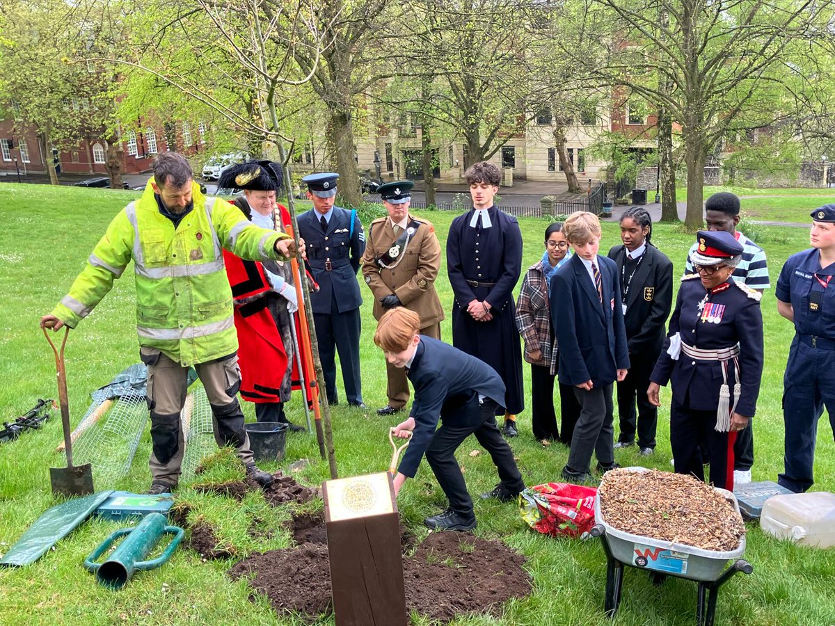 A brilliant group of young people helped me to plant The King's #Coronation Tree at Brandon Hill Park - a tale they will tell their children & grandchildren @CoBCollege @QEHSchool @HMSFlyingFox @stgeorgesbris @PrimaryBristol #BristolURNU @ASPolice @AvonFireRescue @brislordmayor